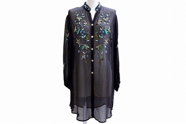 ブラック×ビジューの組み合わせがラグジュアリーな印象に!伊太利屋のシャツブラウスを買取しました