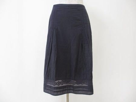 高貴な雰囲気のネイビーが引き締まった印象にしてくれます！ローラアシュレイのスカートを買取しました