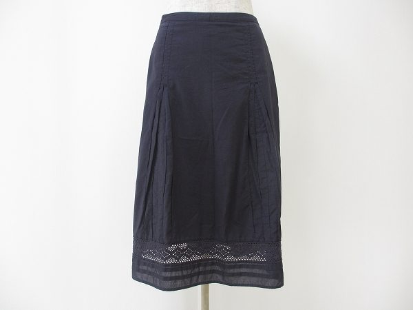 高貴な雰囲気のネイビーが引き締まった印象にしてくれます！ローラアシュレイのスカートを買取しました