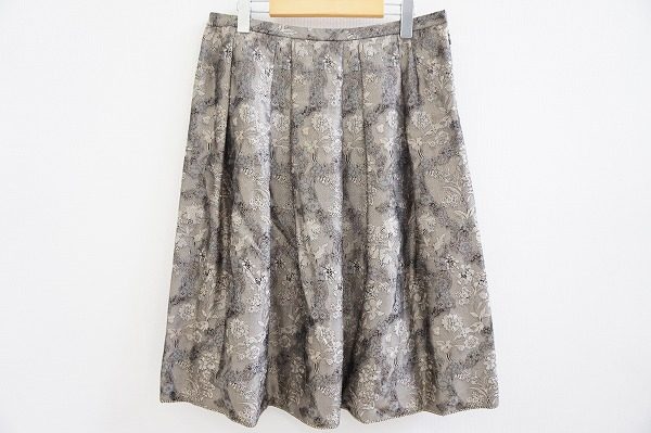 味わいある雰囲気が知的な印象に！レリアンのスカートを買取しました