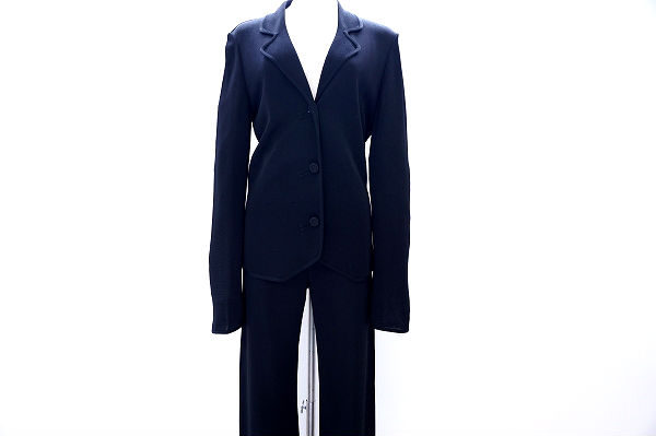 1枚あれば安心感が違う！ジョルジオ・アルマーニ パンツスーツを買取しました