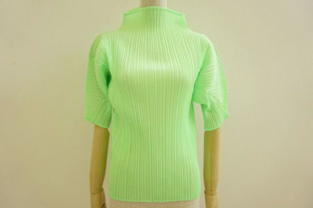 パッと目を惹く鮮やかさがおしゃれ！プリーツプリーズのトップスを買取しました