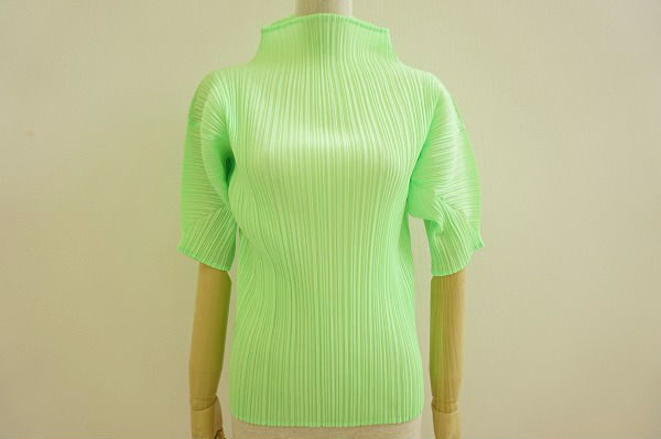 パッと目を惹く鮮やかさがおしゃれ！プリーツプリーズのトップスを買取しました