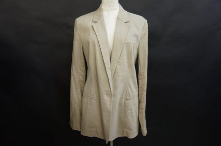 お仕事でもプライベートでも幅広く使える！セオリーのジャケットを買取しました