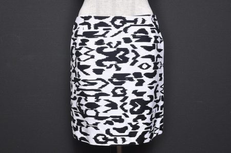 芸術的な絵柄でおしゃれ度をアピール！アドーアのスカートを買取しました