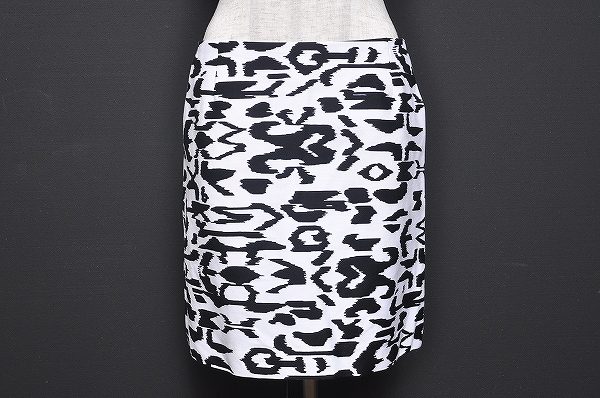 芸術的な絵柄でおしゃれ度をアピール！アドーアのスカートを買取しました