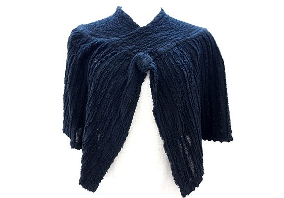 凝ったディテールが可愛いポンチョ！ミーイッセイミヤケ