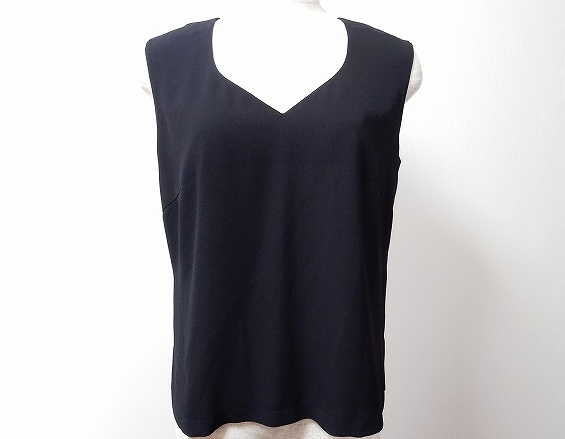 デコルテを綺麗魅せするジュンアシダのノースリーブカットソーを買取させて頂きました。