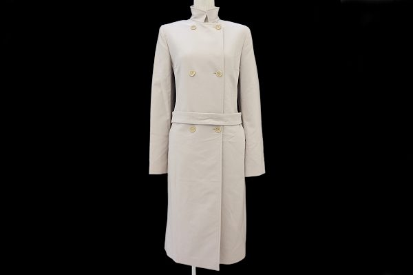 使用感の少ないコートはぜひ買取がおススメ、ヒューゴボスのコートを買取いたしました