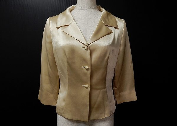 光沢感がエレガントさをアップ！シビラのジャケットを買取しました