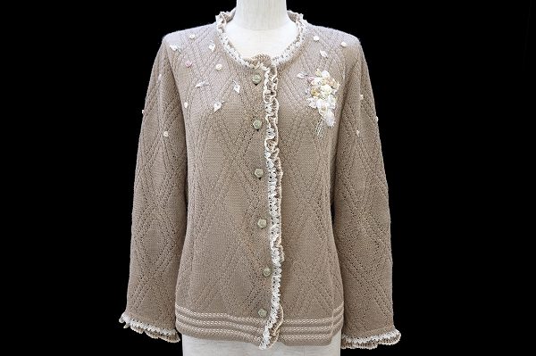 リボン刺繍と淡いブラウンがベストマッチ!アトリエサガンのカーディガンを買取しました