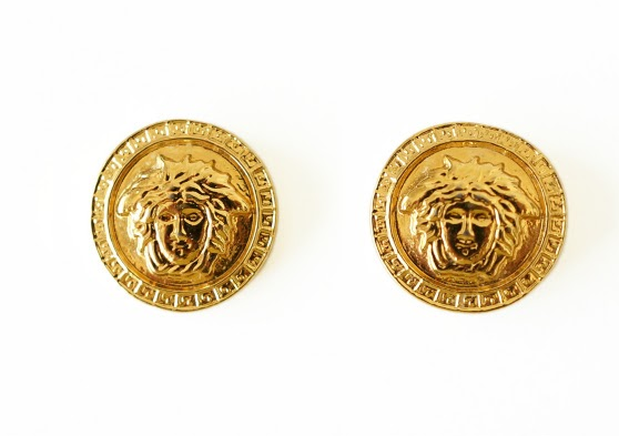 ヴェルサーチのシンボルをあしらったゴールドピアスを買取させて頂きました。