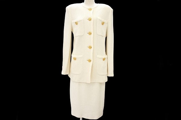 高級感溢れる雰囲気が演出できる！セントジョンのスカートスーツを買取しました