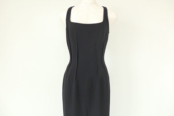 タイトなデザインが繊細な女性を演出！シズカコムロのノースリーブワンピースを買取しました