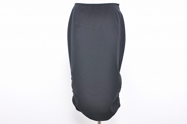 時間を有効活用して、ジョルジオアルマーニのスカートを買取させていただきました