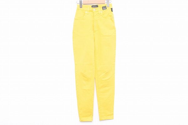 鮮やかイエローでスタイリッシュな雰囲気に｜ヴェルサーチのパンツを買取しました