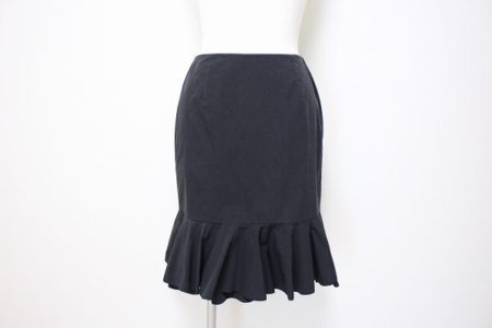裾のフリルがチャーミングさをプラス エポカ 黒のスカートを買取しました