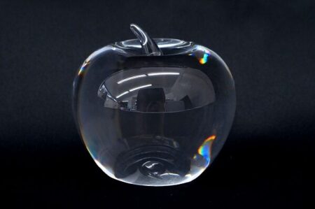 キュートさの中にも輝きを感じる ティファニー アップルのペーパーウェイトを買取しました