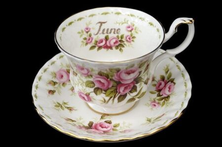 廃盤になっているロイヤルアルバートのカップ&ソーサーを買取いたしました