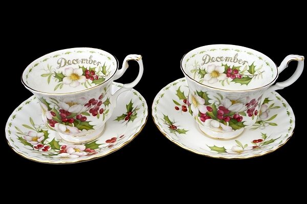 シックと可愛らしさが凝縮｜ロイヤルアルバート カップ＆ソーサーペア 12月 を買取しました