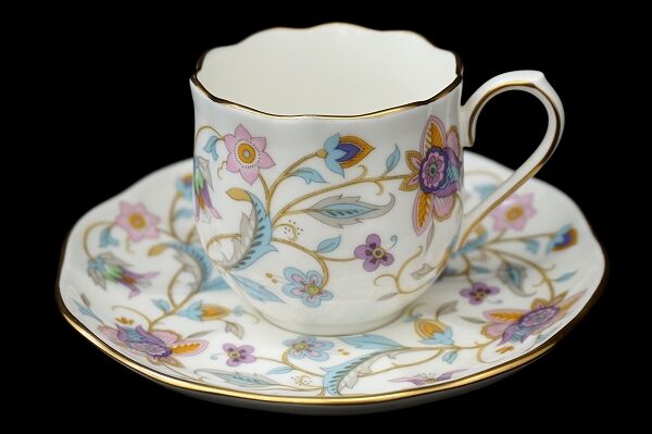 まるでお花のようなシルエット｜NARUMI 鳴海製陶 カップ＆ソーサーを買取しました