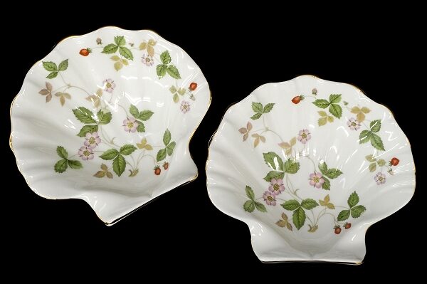シェル型×ベリー柄の斬新コラボ｜ウェッジウッドのプレート2枚セットを買取しました