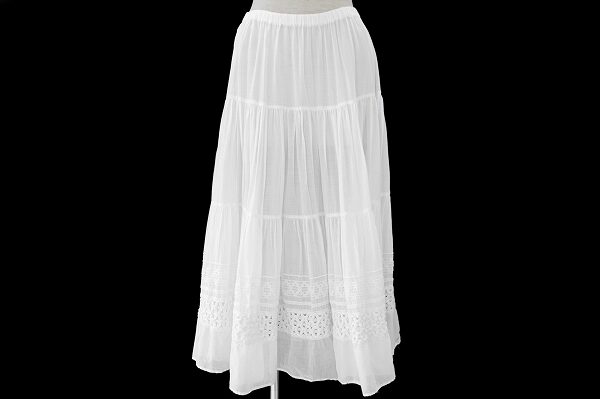 ワードローブの主役にもなる?ズッカの刺繍スカートを買取しました