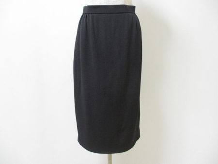 シックな雰囲気が上品！アクリスのスカートを買取しました