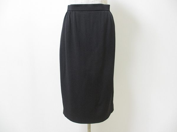 シックな雰囲気が上品！アクリスのスカートを買取しました