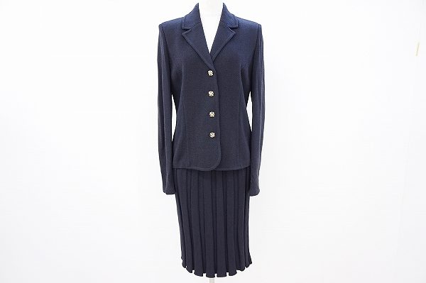 聡明な雰囲気に仕上がる セントジョンのスカートスーツを買取しました