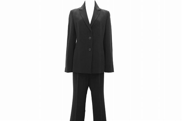 スーツ買取得意!ラピーヌブランシュのスーツを買取いたしました