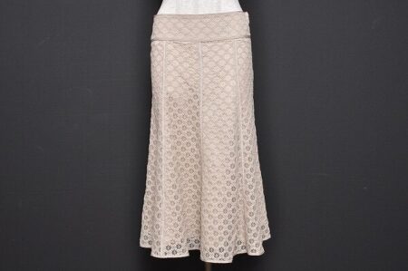 特殊なレースがおしゃれに決まる ダナキャランのスカートを買取しました