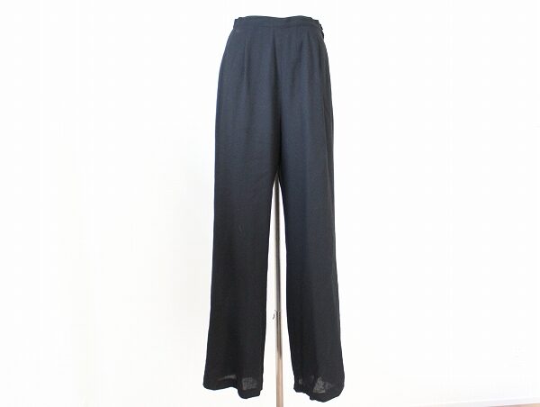 足元に行くほどフリルが広がり上品に決まるトクコのパンツを買取しました