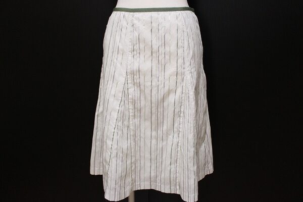 さわやかさもアップし清潔感が際立つキャサリンハーネルのスカートを買取しました