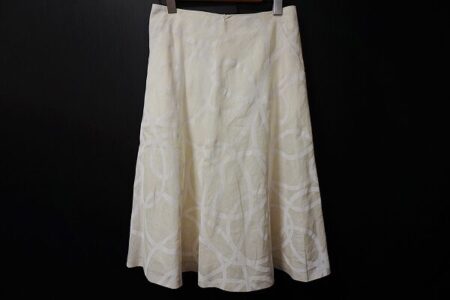 さりげない模様が品格の良さを演出してくれるアニオナのスカートを買取しました