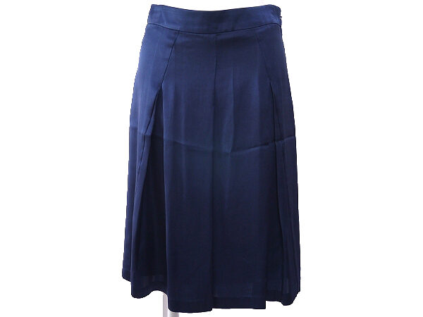 定番カラーとほどよいプリーツが上品なエストネーションのスカートを買取しました