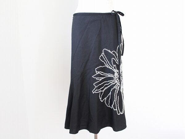 ビーズのお花がエレガント ダナキャランのスカートを買取しました