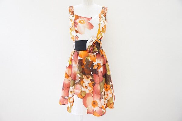 太陽のようなカラーが明るく仕上げる リナシメントのワンピースを買取しました