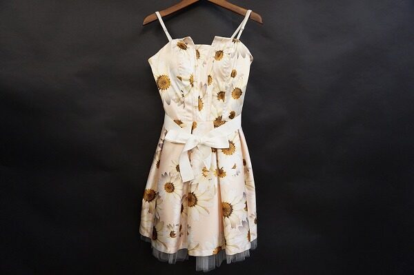 シックなお花柄がポイント リナシメントのワンピースを買取しました