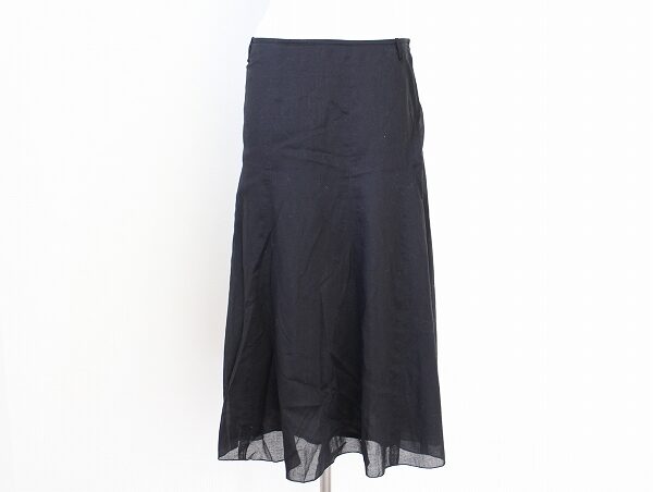細身のデザインが目を惹く バジーレのスカートを買取しました