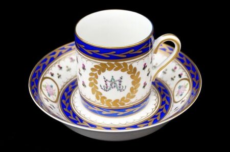 エレガントな色調で気分も高まる ロイヤルドルトン カップ＆ソーサー を買取しました