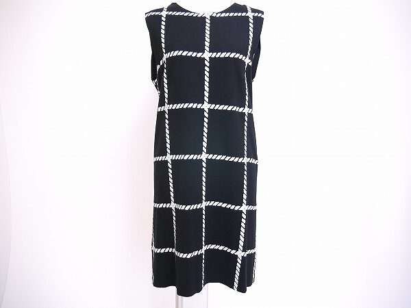 可憐ながらも落ちつきある女性へ！オスクレンのワンピースを買取しました