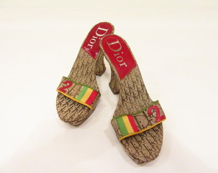 足元のお洒落をディオールのサンダルで演出