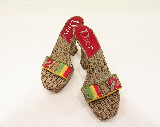 足元のお洒落をディオールのサンダルで演出