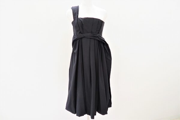 バランスよいギャザーが魅力｜グッチのブラックワンピースを買取しました