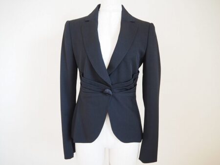 ギャザーですっきりとした印象に｜モスキーノの黒ジャケットを買取しました