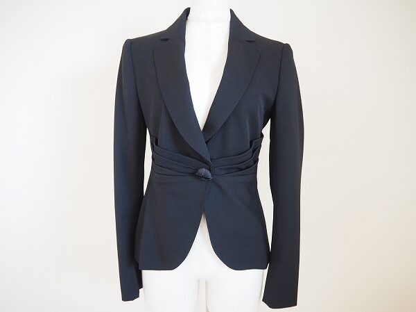 ギャザーですっきりとした印象に｜モスキーノの黒ジャケットを買取しました