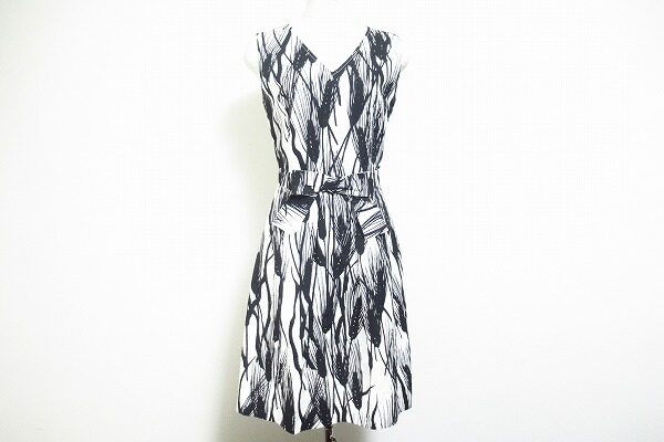 白と黒のバランスが上品｜モスキーノ 麻混 ワンピースを買取しました