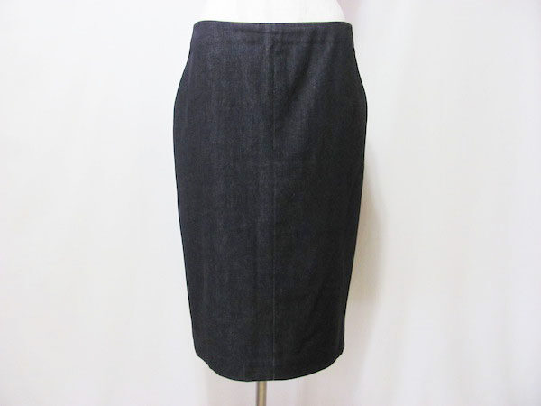デニム生地なのにどこかおしとやかになる アクリスのスカートを買取しました