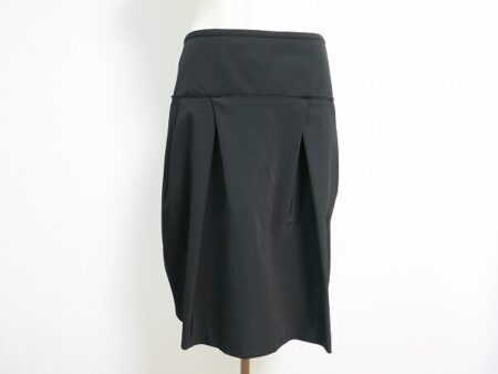立ち振る舞いに差がでる！プラダのフレアスカートを買取しました